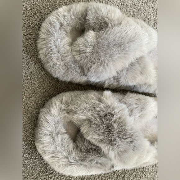 NWT fuzzy slippers in gray - Picture 3 of 7